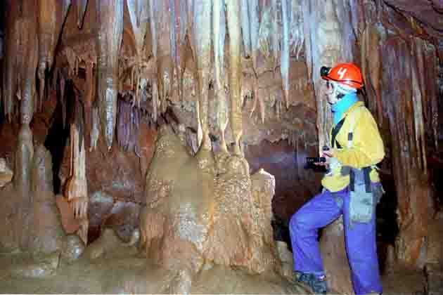 сквозь сталактитовый лес, пещера Кристальная