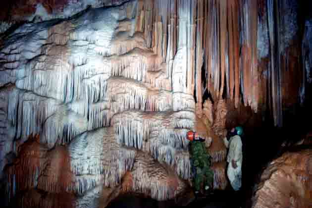 Застывший водопад пещер